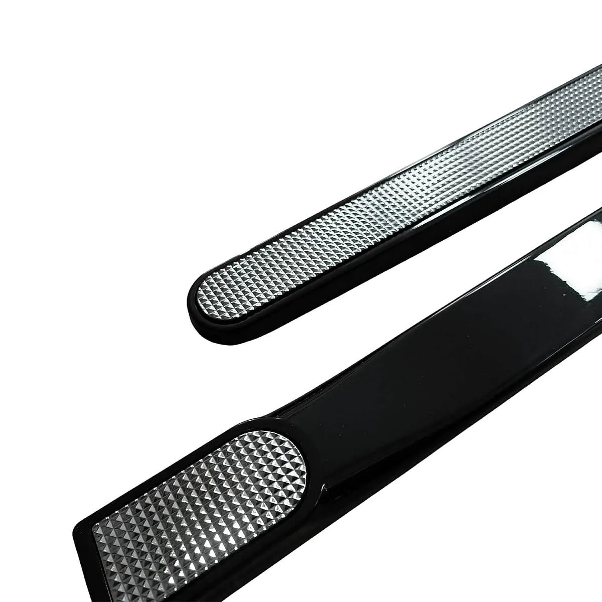 https://carhatke.com/image/cache/wp/gj/mg_morris_garages/windsor-2024/mg-windsor-ev-door-side-cladding-matte-black-silver-1-1200x1200.webp
