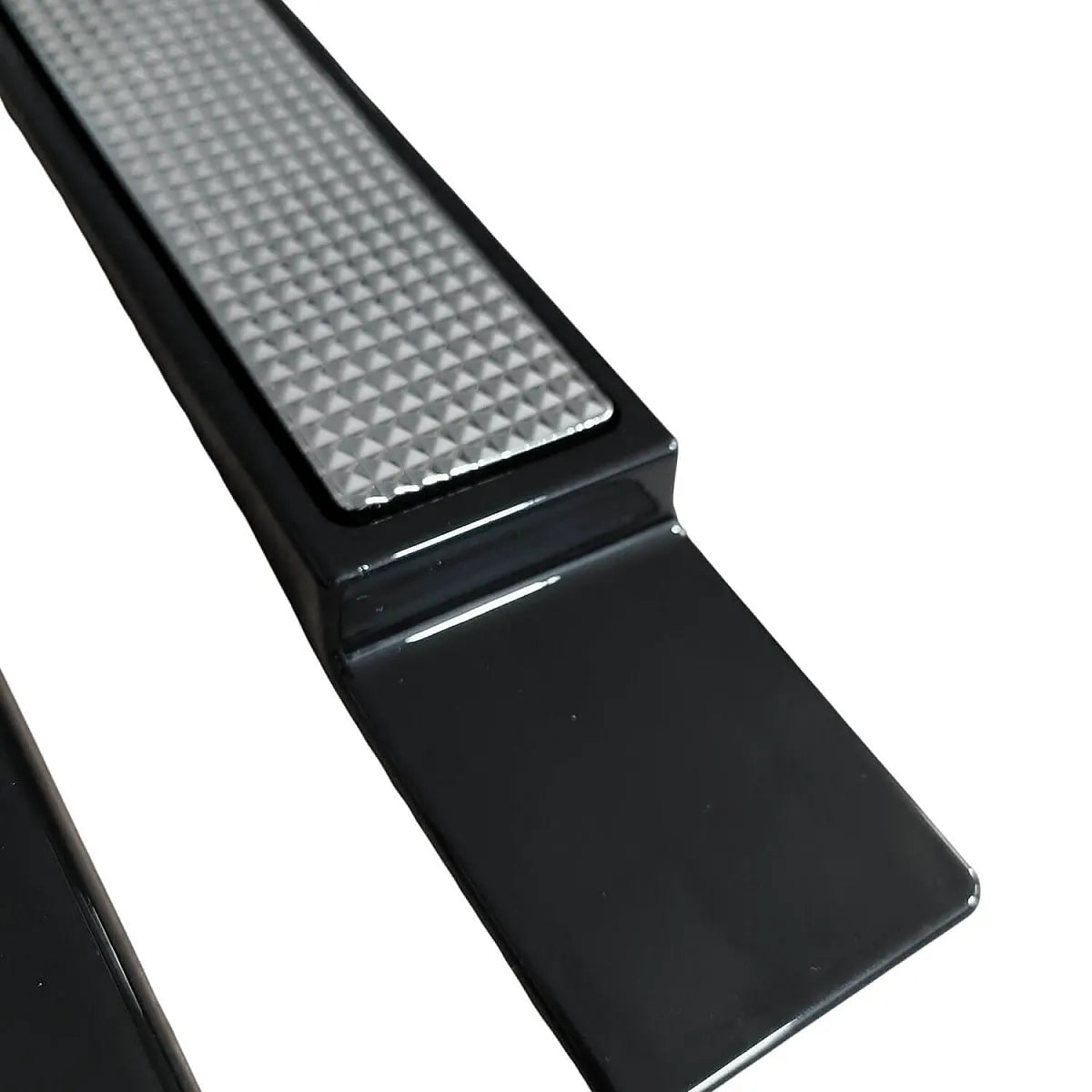 https://carhatke.com/image/cache/wp/gj/mg_morris_garages/windsor-2024/mg-windsor-ev-door-side-cladding-matte-black-silver-2-1200x1200.webp